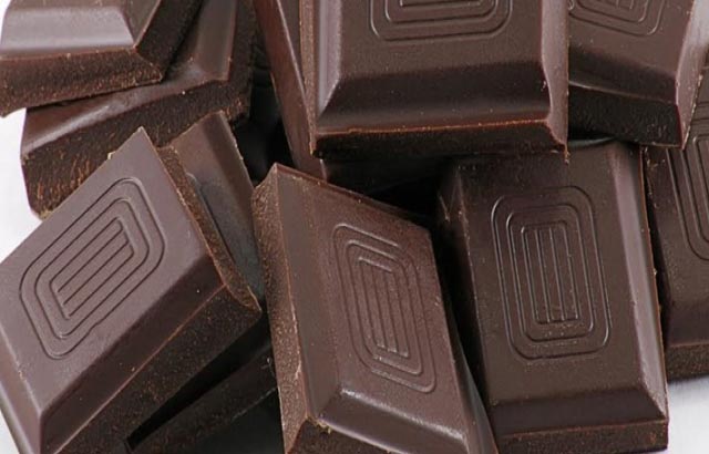 Khi bị yếu sinh lý nam giới nên ăn socola đen