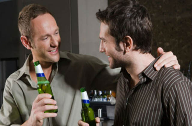 Uống rượu bia thường xuyên có thể dẫn đến yếu sinh lý ở nam giới