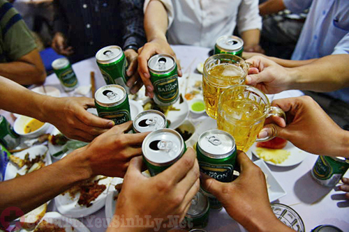 Uống quá nhiều rượu bia gây yếu sinh lý ở nam giới