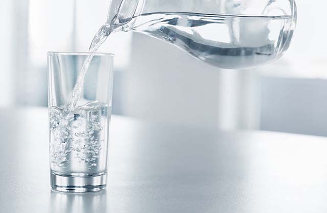 Người bệnh thận yếu nên uống nước đầy đủ mỗi ngày