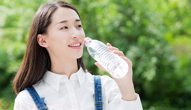 Uống đủ nước mỗi ngày giúp ngăn ngừa bệnh thận yếu