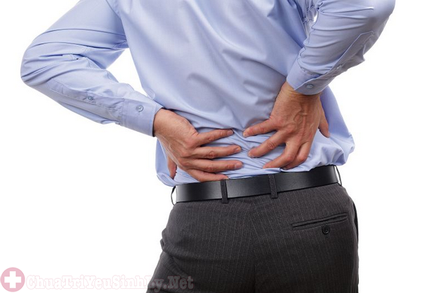 Nam giới bị đau nhức lưng do mắc bệnh thận yếu