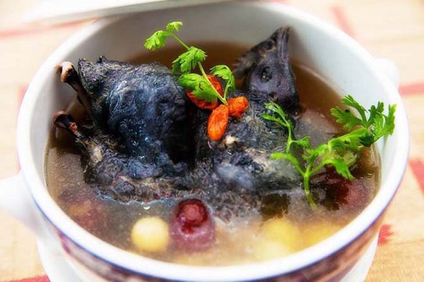 Gà ác hầm nhung hươu chữa yếu sinh lý