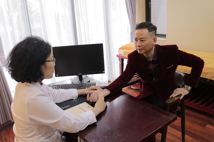 Bác sĩ Nguyễn Thị Vân Anh trực tiếp thăm khám cho nghệ sĩ Tùng Dương