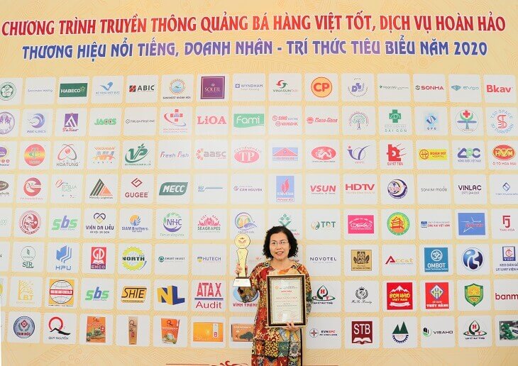 Bác sĩ Nguyễn Thị Vân Anh đại diện đơn vị Nhất Nam Y Viện nhận bảng vàng cùng kỷ niệm chương 