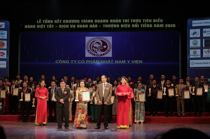 Đại diện ban tổ chức trao tặng bảng vàng và giấy chứng nhận Thương hiệu Việt Nam uy tín chất lượng cho đơn vị Nhất Nam Y Viện