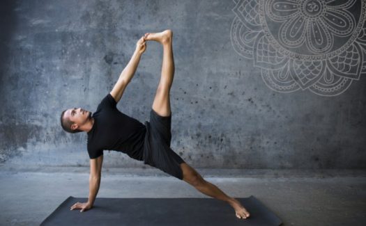 Nam giới có thể điều trị rối loạn cương dương với động tác Yoga Uttanasana